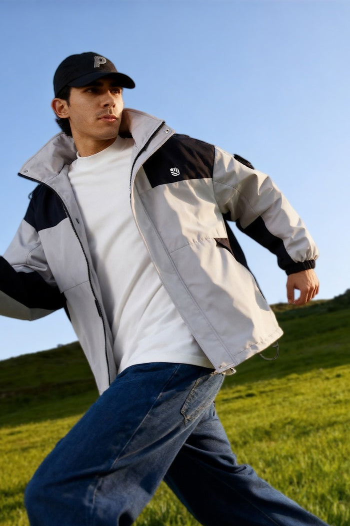 Lightweight waterproof women’s jacket, windproof and stylish for travel